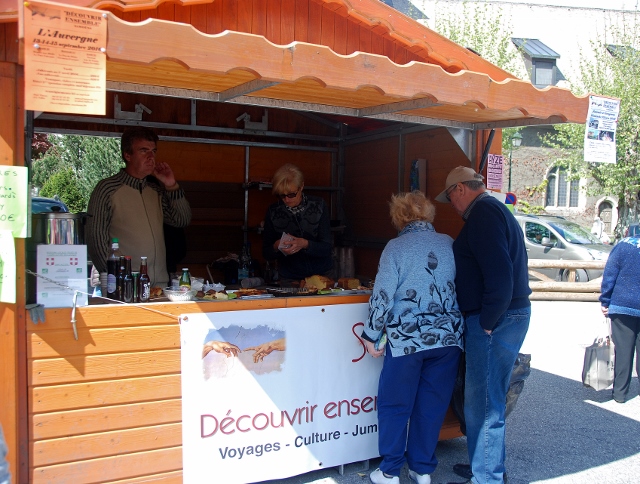 Hésitation devant tous ces bons gâteaux 