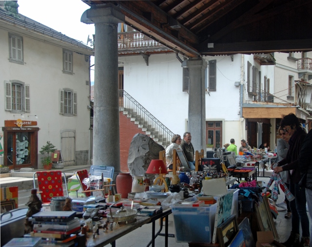 vide grenier  de bon matin